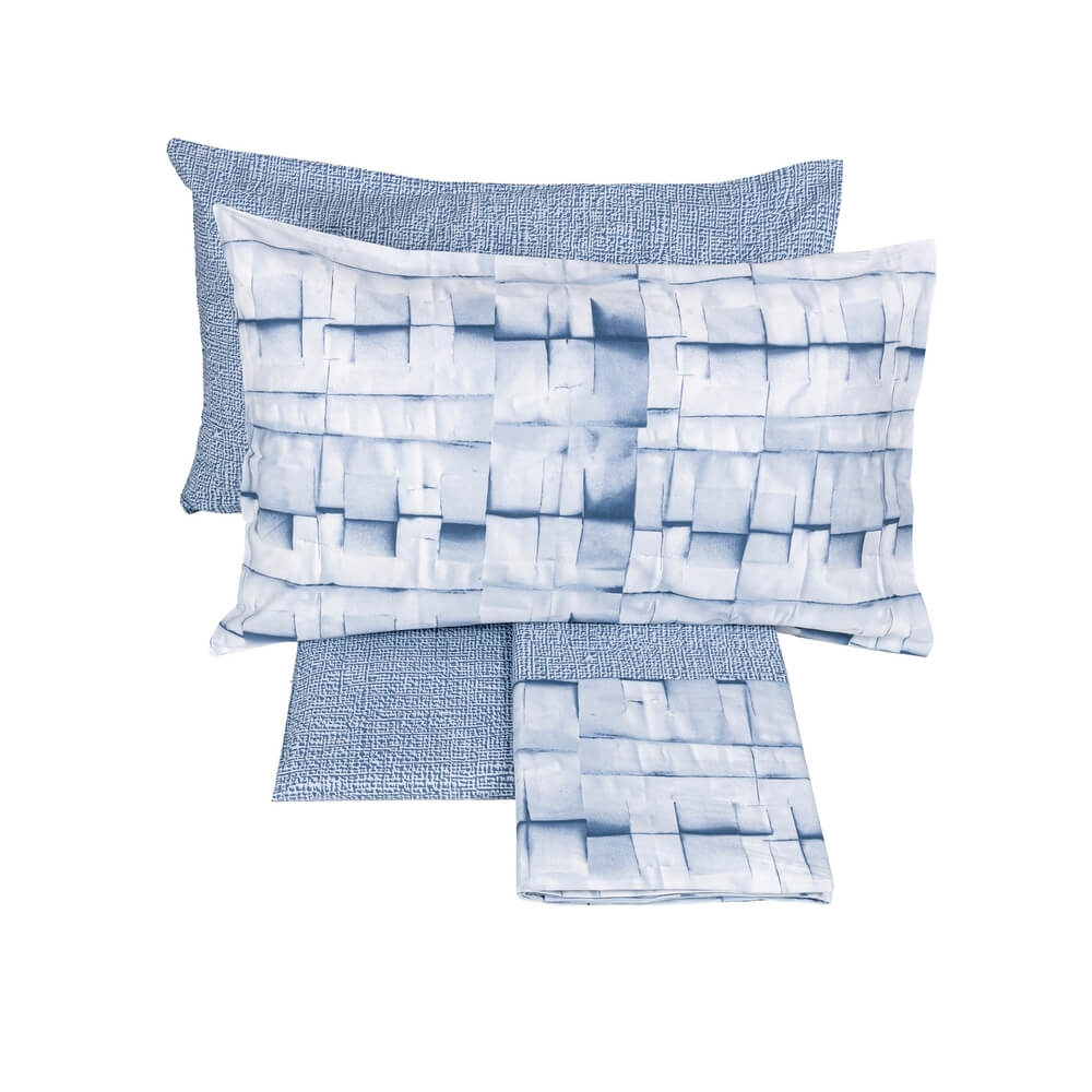 Lenzuolo Copriletto matrimoniale Fazzini Intagli in percalle di puro cotone. Il completo gioca sull'abbinamento di due fantasie geometriche: Intagli e Intreccio. colore azzurro carta da zucchero.