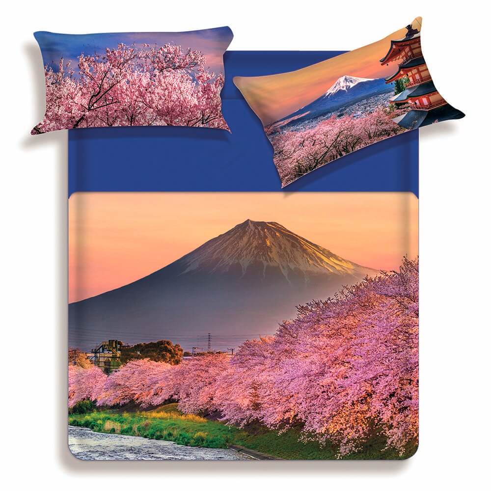 Lenzuolo copriletto matrimoniale Kim di Miss Terry Biancaluna in puro cotone. Il completo lenzuola Kim è stampato in digitale ad alta definizione. La fantasia ritrae un paesaggio giapponese, con i tipici fiori di ciliegio e il famosissimo Monte Fuji sullo sfondo. Le federe e il lenzuolo di sopra presentano la fantasia sopra citata. Le lenzuola con angoli e la balza del lenzuolo di sopra sono in tinta unita color blu.