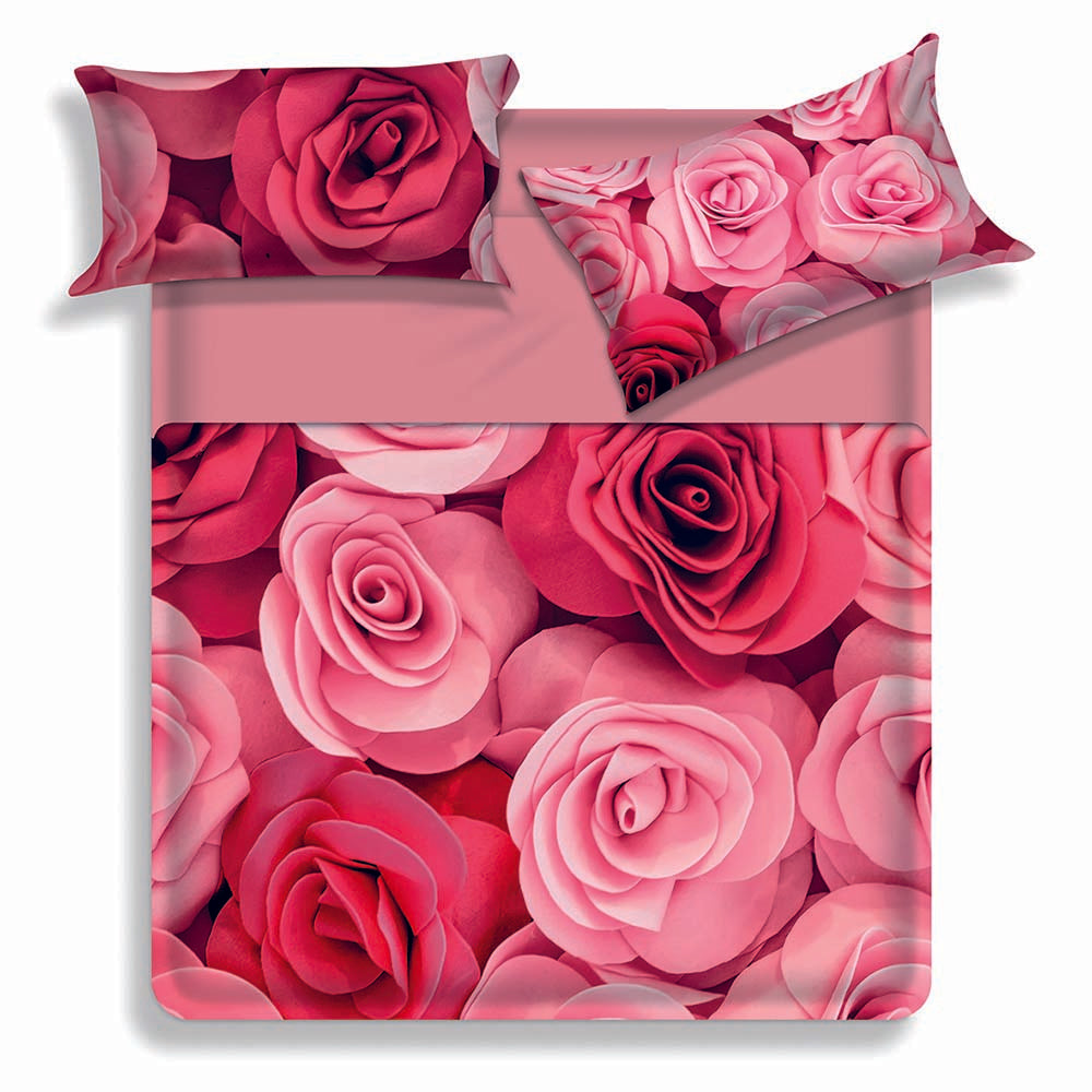 Lenzuolo copriletto matrimoniale Smell di Miss Terry - Biancaluna in puro cotone. La linea di lenzuola copriletto Miss Terry presenta una stampa digitale ad alta definizione. Le federe e il lenzuolo di sopra presentano una fantasia floreale con rose rosse e rosa. Le lenzuola con angoli e la balza del lenzuolo di sopra sono in tinta unita color rosa.