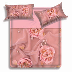 Lenzuolo copriletto matrimoniale Soft di Miss Terry Biancaluna in puro cotone. Il completo lenzuola Soft è stampato in digitale ad alta definizione. Le federe e il lenzuolo di sopra presentano una fantasia floreale delicata con rose. Le lenzuola con angoli e la balza del lenzuolo di sopra sono in tinta unita color rosa.