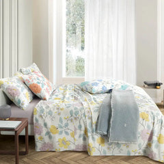 Lenzuolo Copriletto matrimoniale Fedra, in freschissimo percalle di puro cotone. Realizzato da Somma. Il completo lenzuola Fedra è caratterizzato da una delicata fantasia floreale su fondo bianco. Nella foto sono presenti le tre varianti di colore, rispettivamente con fiori arancioni, azzurri e giallo/violetto.