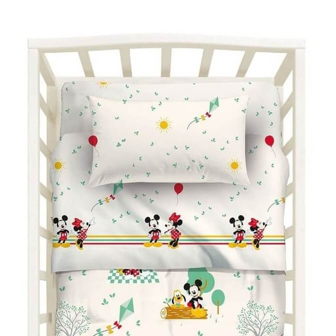Completo lenzuola per culla Minnie & Mickey di Caleffi. Fantasia con Minnie e Topolino, variante di colore panna, ideale sia per bambino che per bambina.