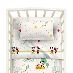 Completo lenzuola per culla Minnie & Mickey di Caleffi. Fantasia con Minnie e Topolino, variante di colore panna, ideale sia per bambino che per bambina.