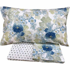 Completo lenzuola matrimoniale Fazzini Bovindo in cotone. Fantasia floreale con fiori azzurri. Lenzuolo con angoli a fiorellini.