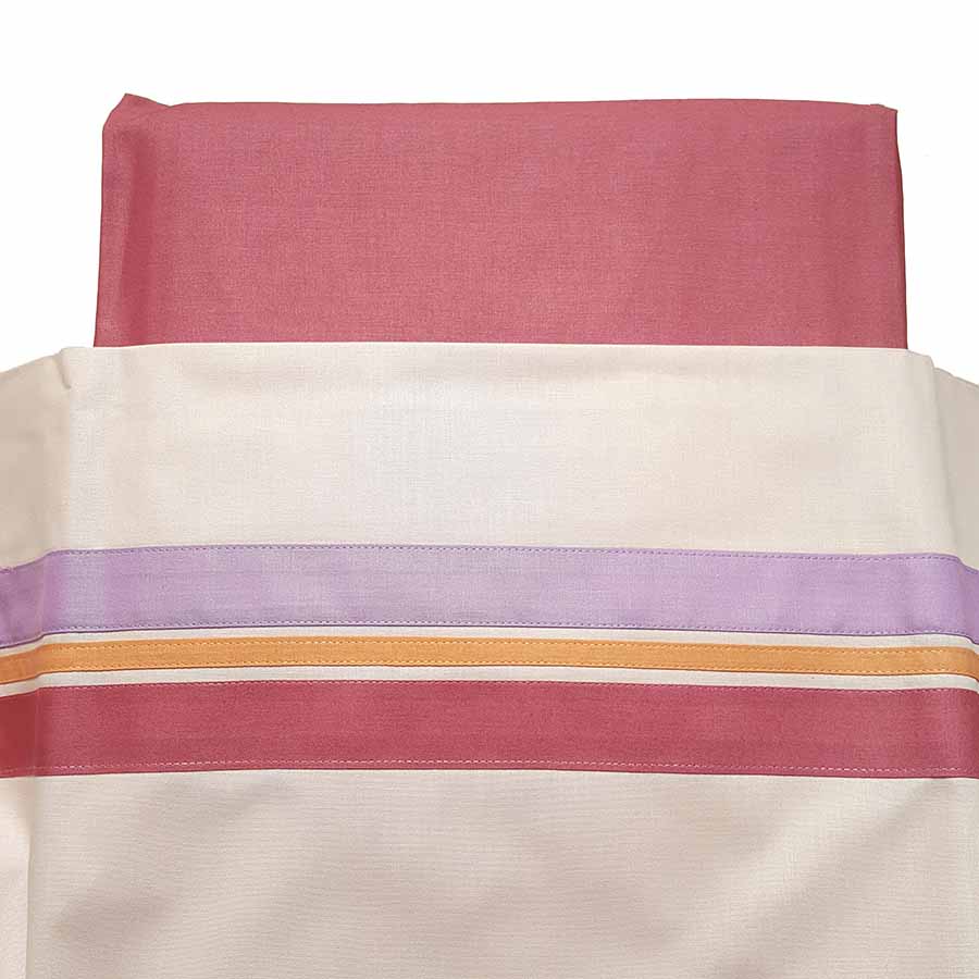 Completo lenzuola fazzini filari in cotone. Tinta unita rosa con fasce rosa e glicine. Lenzuolo con angoli rosa scuro. Misura letto singolo, piazza e mezza o matrimoniale.