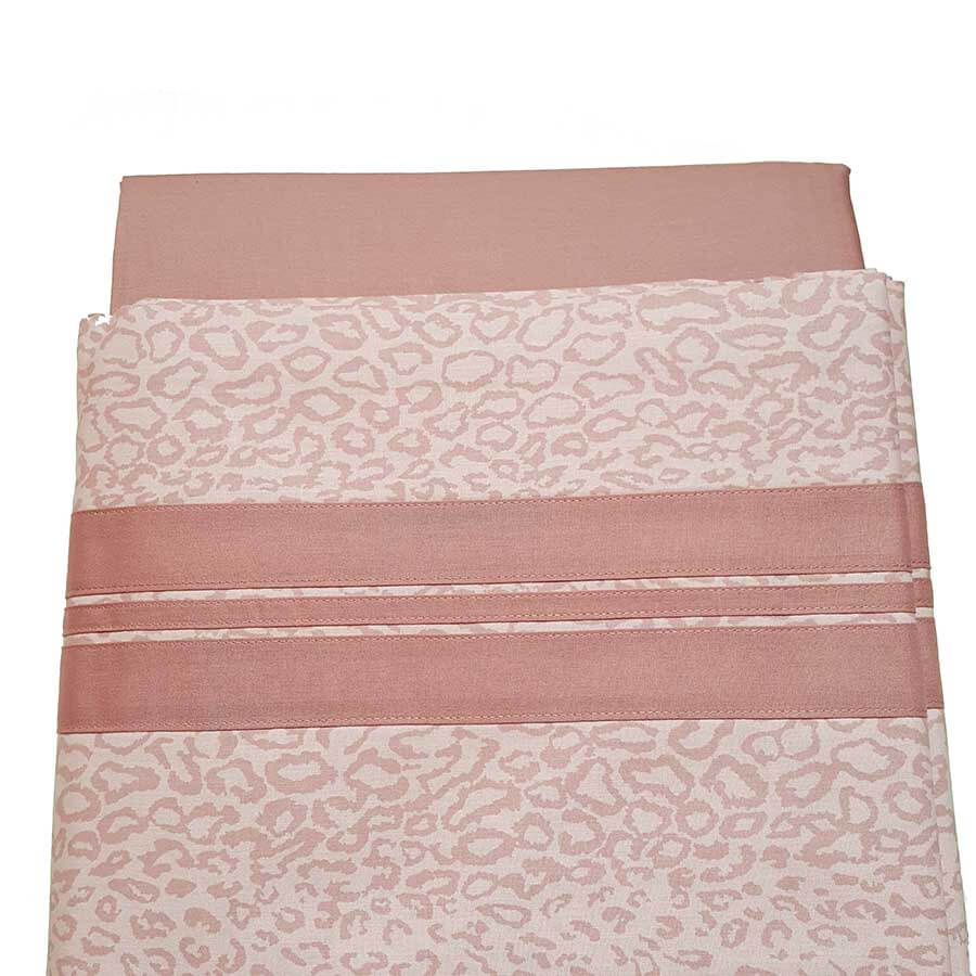 Completo lenzuola Fazzini Grafismi in puro cotone. Disponibile nella misura da una piazza e mezza e matrimoniale. Fantasia maculata colore rosa