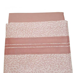 Completo lenzuola Fazzini Grafismi in puro cotone. Disponibile nella misura da una piazza e mezza e matrimoniale. Fantasia maculata colore rosa