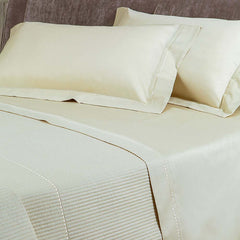 Completo lenzuola matrimoniale Borbonese New York in raso di puro cotone 300 T.C.. Variante di colore sabbia. Il completo lenzuola Borbonese New York è confezionato con lista ricamata sulla balza del lenzuolo di sopra e sui volant delle federe. Ha un look sobrio ma elegante ed è impreziosito da placchetta di metallo con logo Borbonese.