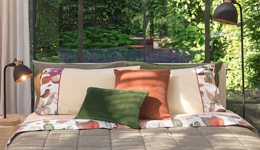 Completo lenzuola matrimoniale Fazzini Nel Parco. Lenzuola in cotone, fantasia con foglie su fondo panna.