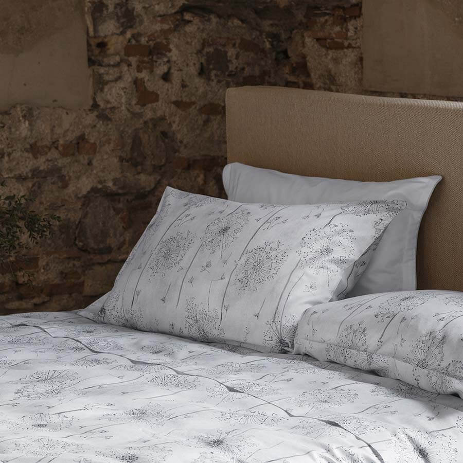 Completo lenzuola matrimoniale Fazzini Soffio di Neve in raso di puro cotone. Fantasia floreale su federe e lenzuolo colore bianco/grigio. Lenzuolo con angoli colore beige/tortora.