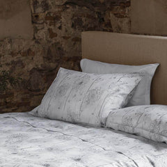 Completo lenzuola matrimoniale Fazzini Soffio di Neve in raso di puro cotone. Fantasia floreale su federe e lenzuolo colore bianco/grigio. Lenzuolo con angoli colore beige/tortora.