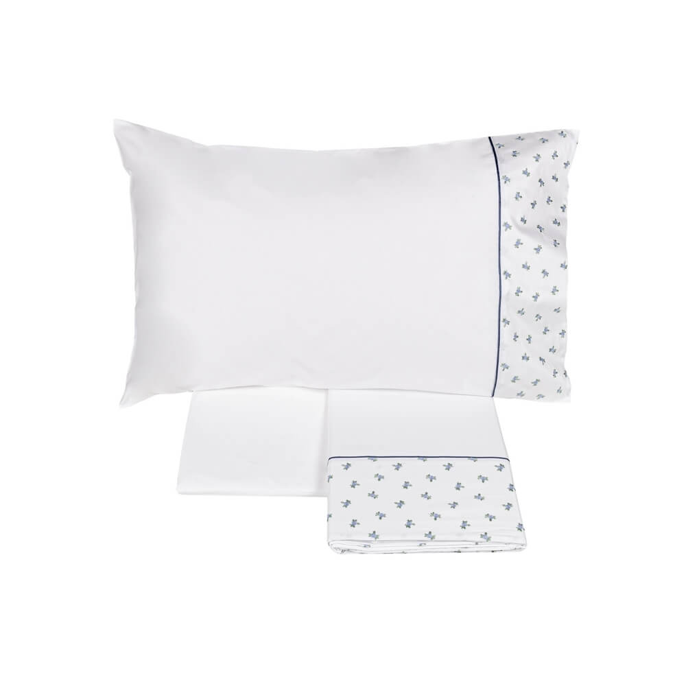 Completo lenzuola matrimoniale Fazzini Spring in raso e percalle di puro cotone. Tinta unita bianco e blu/carta da zucchero con balza bianca con roselline ricamate. Collezione primavera estate 2022