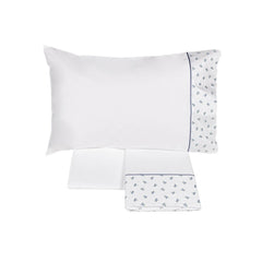 Completo lenzuola matrimoniale Fazzini Spring in raso e percalle di puro cotone. Tinta unita bianco e blu/carta da zucchero con balza bianca con roselline ricamate. Collezione primavera estate 2022