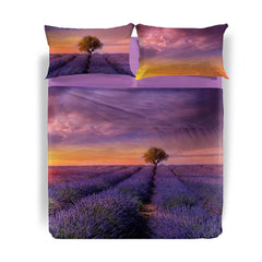 Lenzuola Copriletto matrimoniale in cotone Caleffi Lavender Sunset, Lenzuolo copriletto fantasia con un campo di fiori di lavanda e tramonto