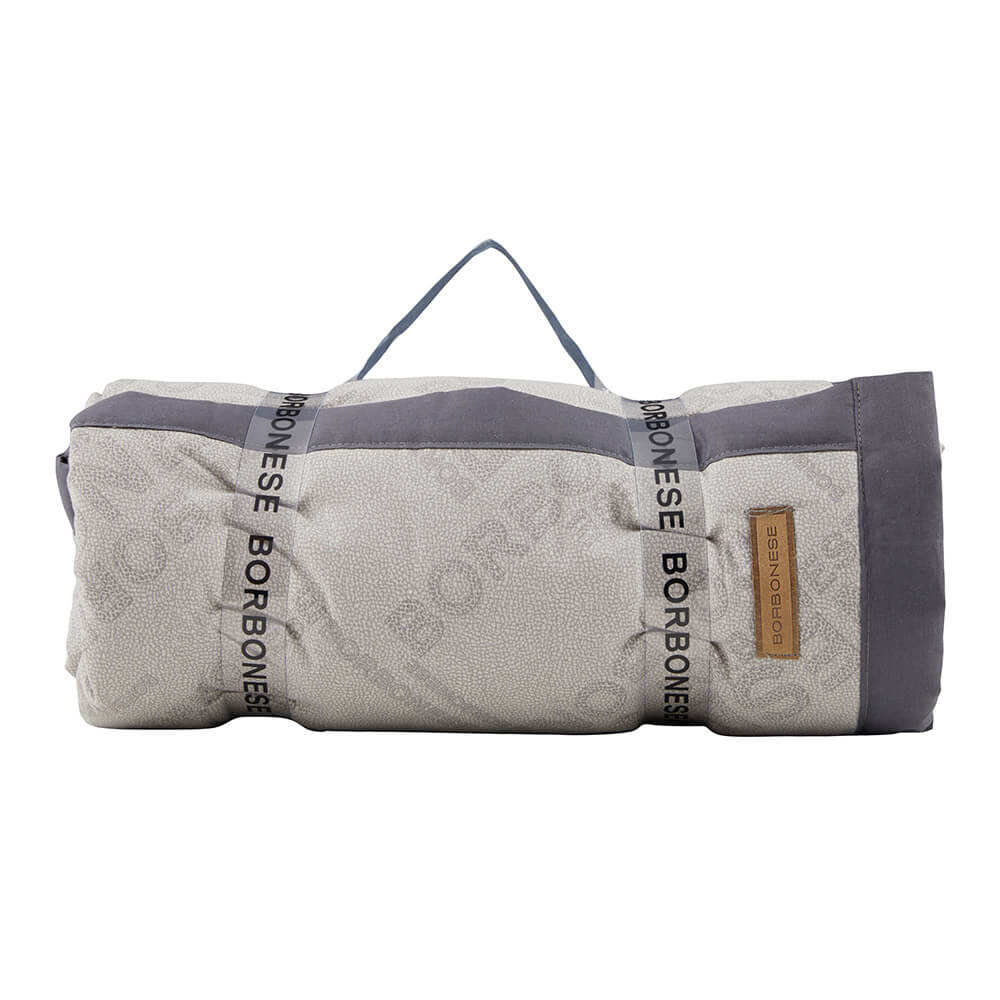 Plaid Borbonese Jet Set in morbidissimo cotone caldo. Il plaid Borbonese Jet Set è caratterizzato da una fantasia moderna con la scritta Borbonese e la tipica stampa "OP" a occhio di pernice. Rifinito con bordo applicato in tinta. Colore grigio ferro.