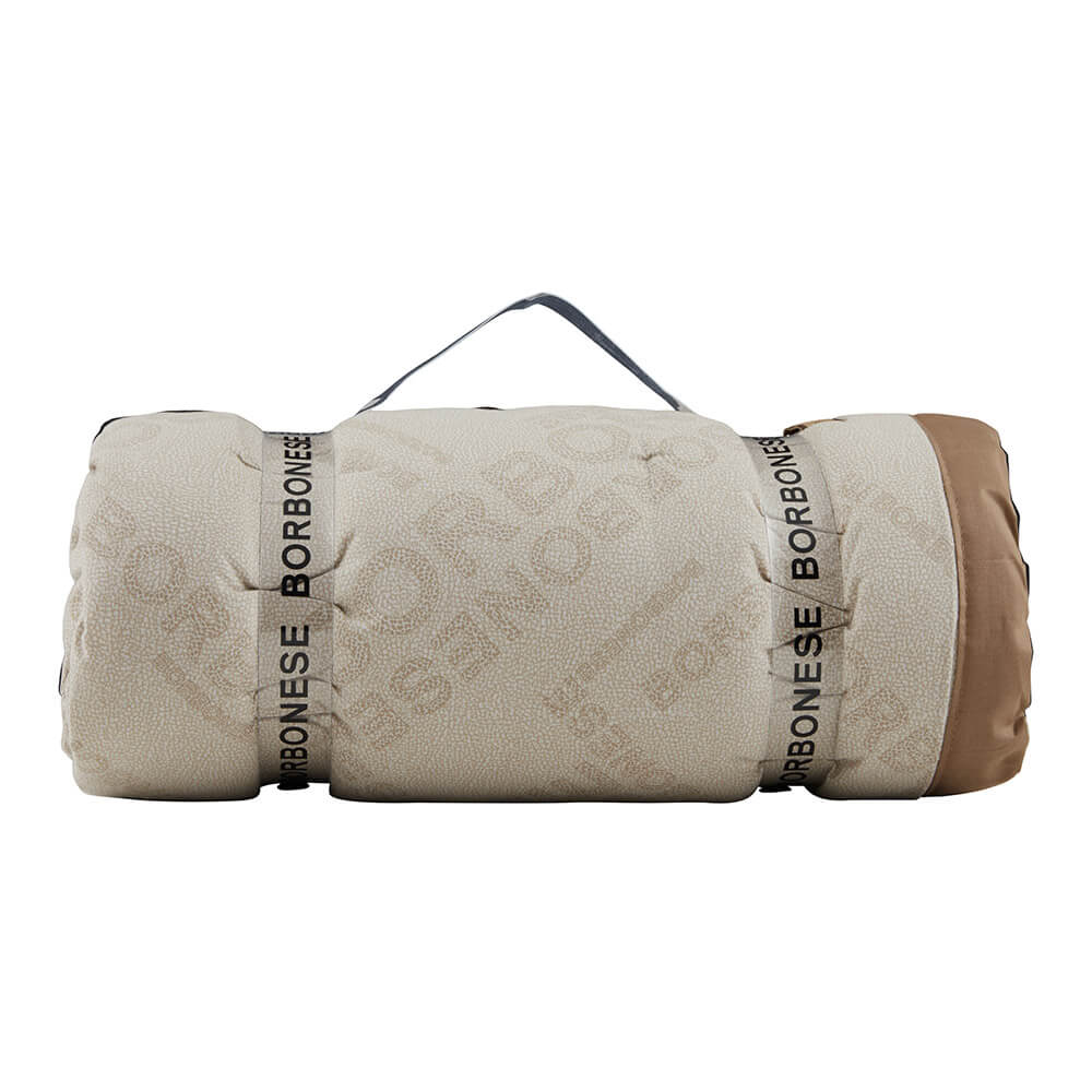 Plaid Borbonese Jet Set in morbidissimo cotone caldo. Il plaid Borbonese Jet Set è caratterizzato da una fantasia moderna con la scritta Borbonese e la tipica stampa "OP" a occhio di pernice. Rifinito con bordo applicato in tinta. Colore nocciola tortora