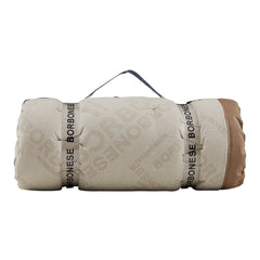 Plaid Borbonese Jet Set in morbidissimo cotone caldo. Il plaid Borbonese Jet Set è caratterizzato da una fantasia moderna con la scritta Borbonese e la tipica stampa "OP" a occhio di pernice. Rifinito con bordo applicato in tinta. Colore nocciola tortora