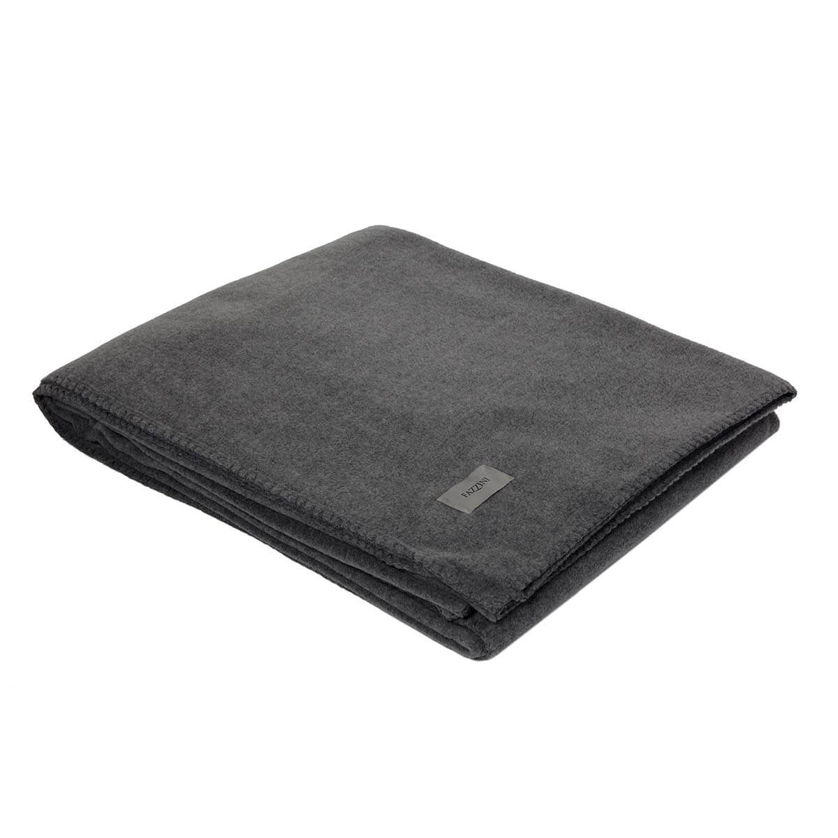 Il plaid Fazzini Lucy è realizzato in morbidissimo pile e cotone tinta unita e rifinito con elegante punto cavallo. Disponibile nella misura singola e matrimoniale. Colore grigio