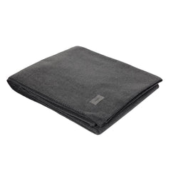 Il plaid Fazzini Lucy è realizzato in morbidissimo pile e cotone tinta unita e rifinito con elegante punto cavallo. Disponibile nella misura singola e matrimoniale. Colore grigio