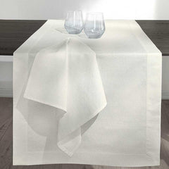 Runner Sofia di Somma, in raso di puro cotone. Il set include una corsia rettangolare (50x150 cm) e due tovaglioli stampati (45x45 cm).  Corsia bianca con fantasia stile "chicchi di riso"  tono su tono