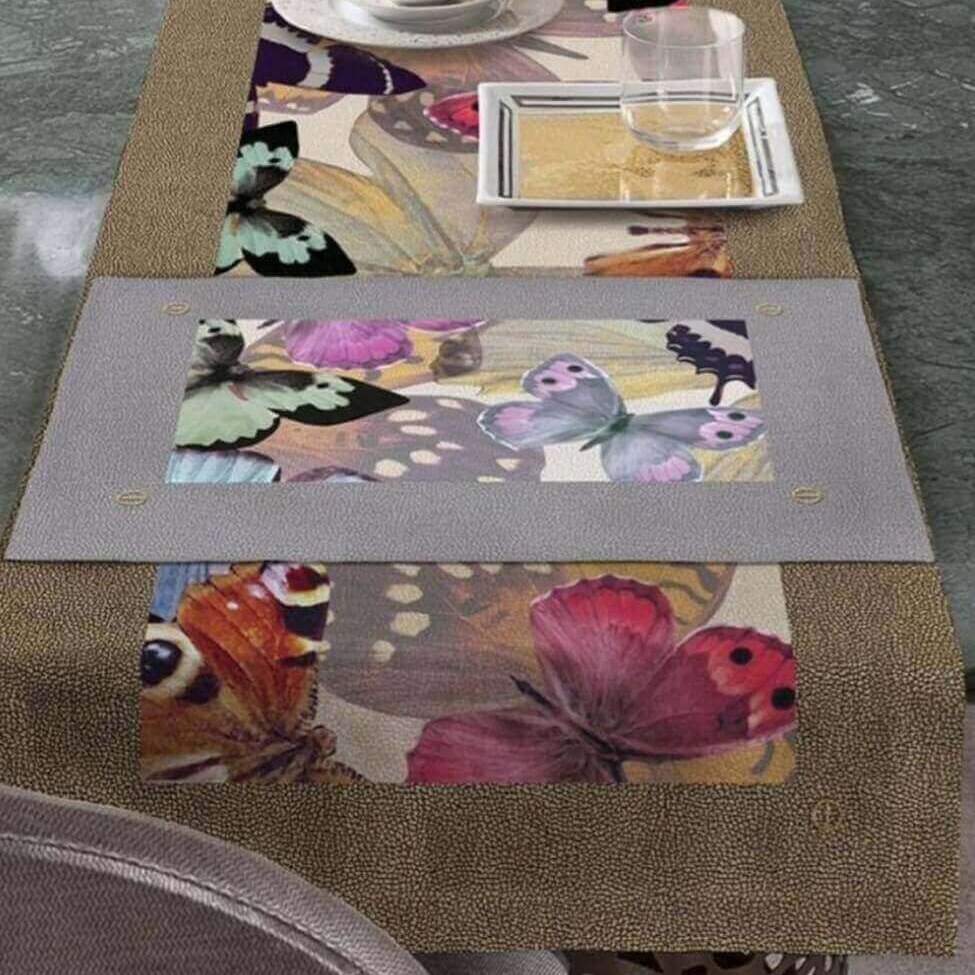 Runner Borbonese Butterfly in puro cotone. Corsia dalla fantasia moderna e allegra, con cornice nella classica fantasia Borbonese a occhio di pernice e parte centrale con farfalle colorate. Misura rettangolare, 50x150 cm