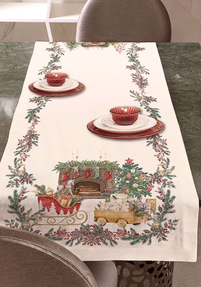 Corsia natalizia Cozy di Tessitura Randi. Stampato in gitale su tessuto di puro cotone. Runner in fantasia, con fondo avorio ed elementi tipici del periodo natalizio come il camino accesso, l'albero di Natale, ghirlande e slitte con regali. Misura 50x 150 cm.