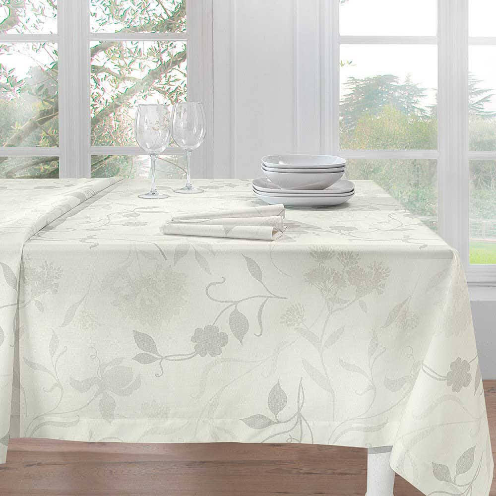 Servizio tavola Aris di Somma. Tovaglia rettangolare in misto lino per 12 persone, con 12 tovaglioli. Il set comprende una tovaglia rettangolare stampata, con orlo di 5 cm, e 12 tovaglioli stampati con delicata fantasia floreale sui toni del grigio.