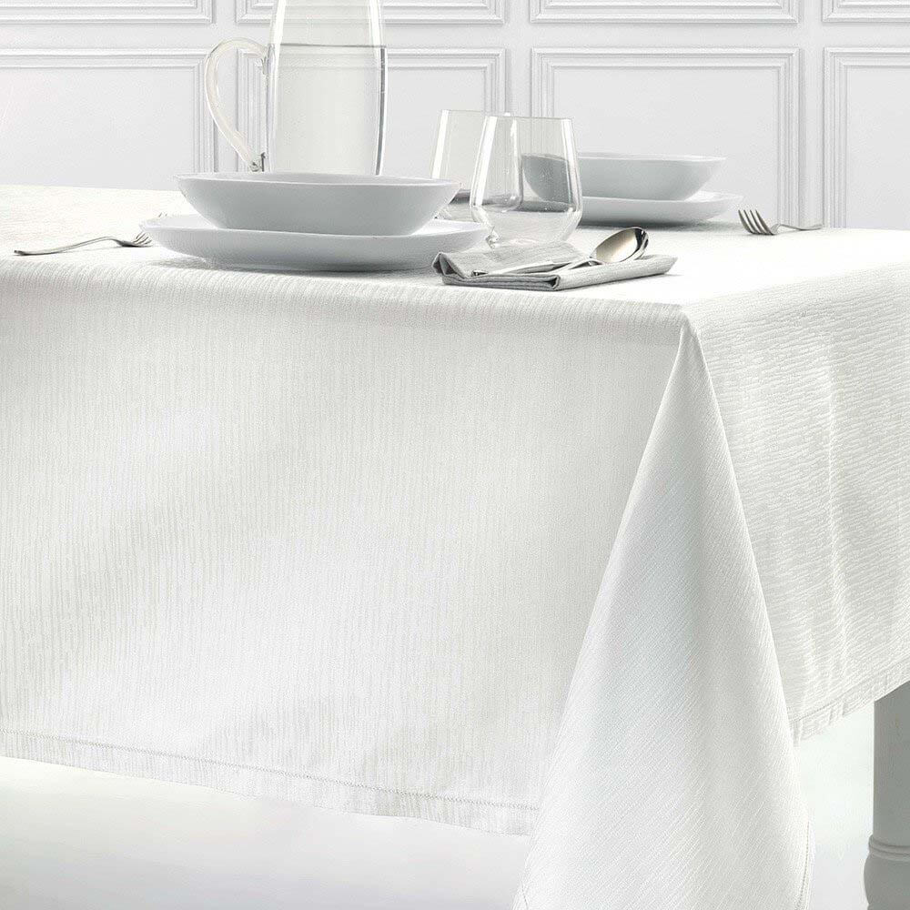 Servizio tavola Tea della linea Jacquard di Somma. Raffinatissima tovaglia rettangolare per 12 persone con 12 tovaglioli. Tinta unita, 100% cotone. Colore bianco.