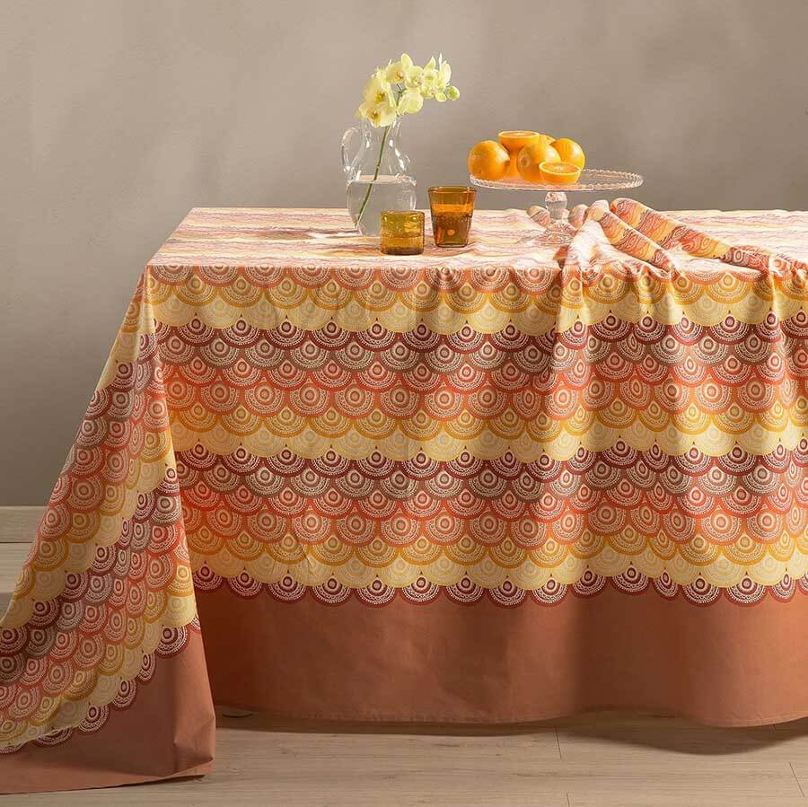 Telo Arredo Grandecor Panama di Caleffi in puro cotone. Fantasia geometrica colore arancio. Il telo arredo multiuso di Caleffi è in puro cotone e può essere utilizzato come copriletto, copritavolo e copridivano