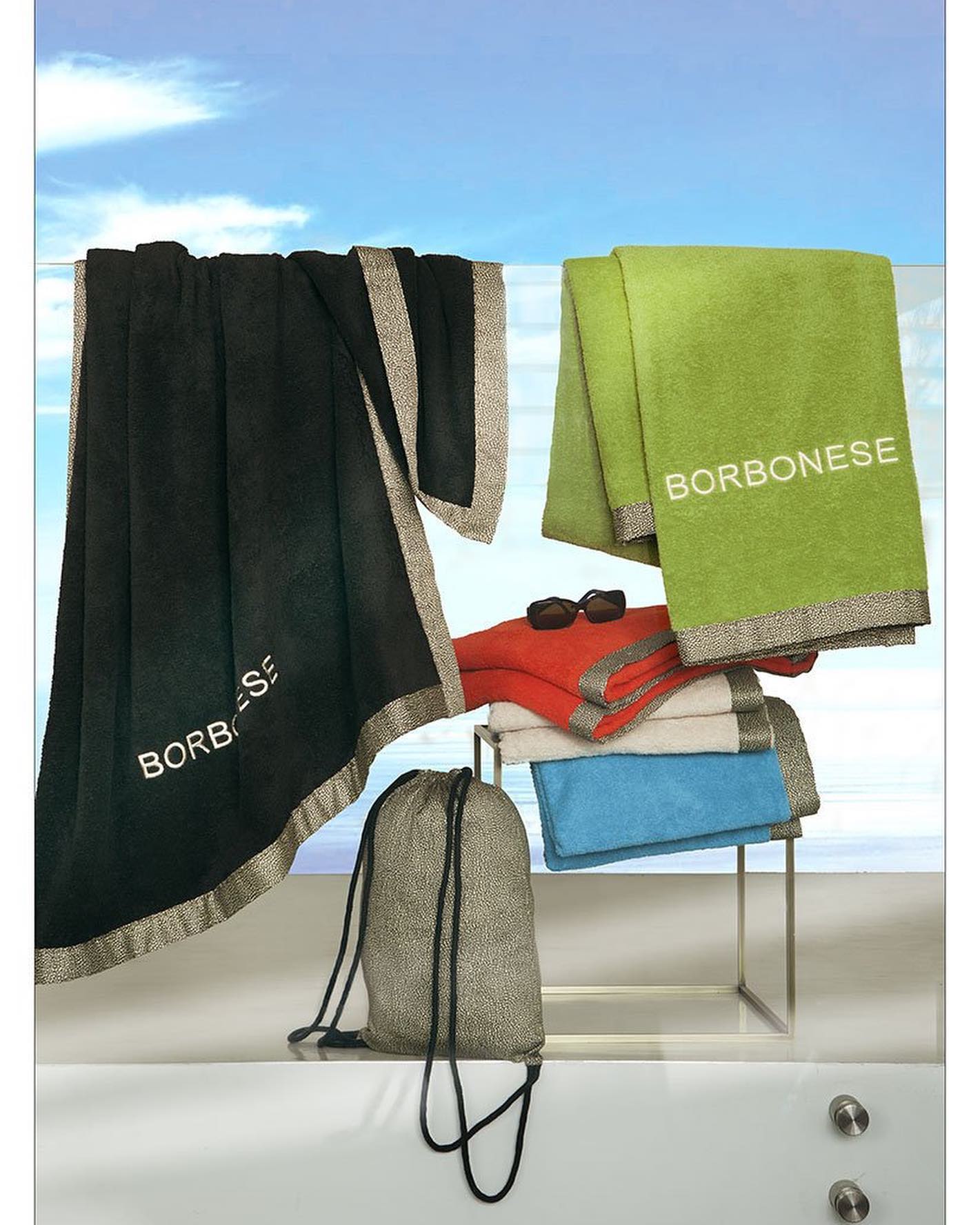 Telo mare Borbonese Mykonos con sacca porta telo. Telo mare tinta unita in spugna di puro cotone, discreto e raffinato, bordato e con logo ricamato.