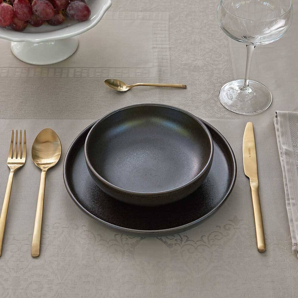 Tovaglia Aubergine di Fazzini, misura rettangolare per 12 persone. Prezioso tessuto jacquard di puro cotone. Colore sasso tortora.