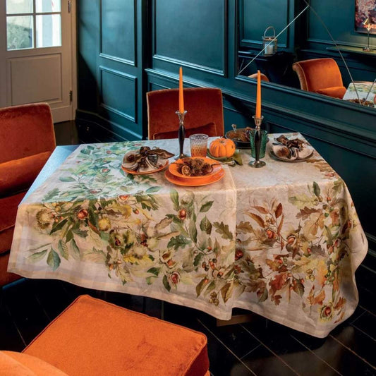 Tovaglia Ballotte in puro lino stampato con disegno piazzato. Realizzata in Italia da Tessitura Toscana Telerie. La tovaglia Ballotte presenta una fantasia naturale su fondo beige, con elementi autunnali come ghiande e castagne.