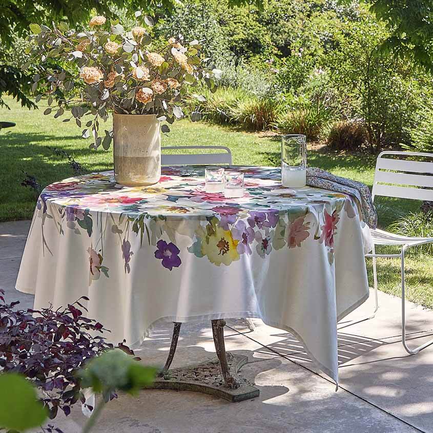 Tovaglia Bouquet di Fazzini, in puro cotone con stampa digitale ad alta definizione. Misura rettangolare per 12 persone. Tovaglia dalla fantasia floreale, con fiori che riprendono i colori della primavera.