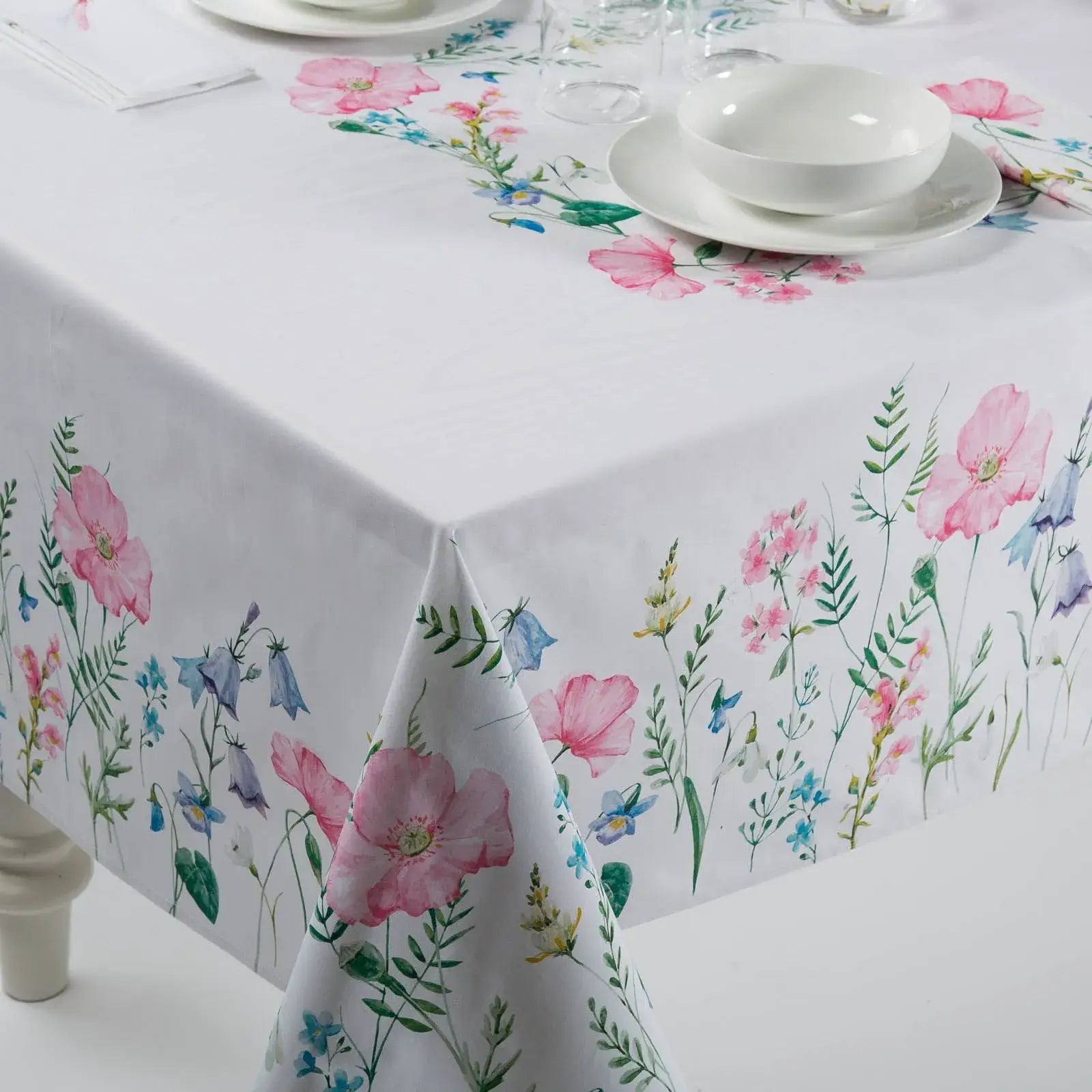 Tovaglia Caleffi Grazia in panama di puro cotone con stampa digitale. Fantasia con fiori dai toni delicati su fondo chiaro.