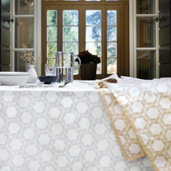 Tovaglia natalizia Gabel Charme in panama di puro cotone. La fantasia geometrica è stampata con pigmento ad effetto metallizzato. La tovaglia è inoltre rifinita con nastro lamè applicato ai bordi. Fantasia geometrica in due varianti di colore: champagne (dorata) e perla (argentata). Disponibile nella misura rettangolare x12: 150x270 cm.