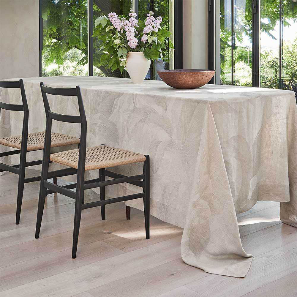 Tovaglia Foliage di Fazzini, misura rettangolare per 12 persone. Fantasia con foglie color beige tortora. Composizione 65% lino, 35% cotone.