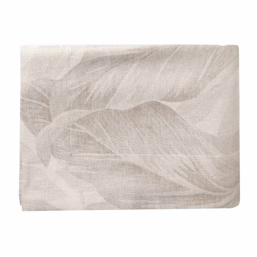Tovaglia Foliage di Fazzini, misura rettangolare per 12 persone. Fantasia con foglie color beige tortora. Composizione 65% lino, 35% cotone.