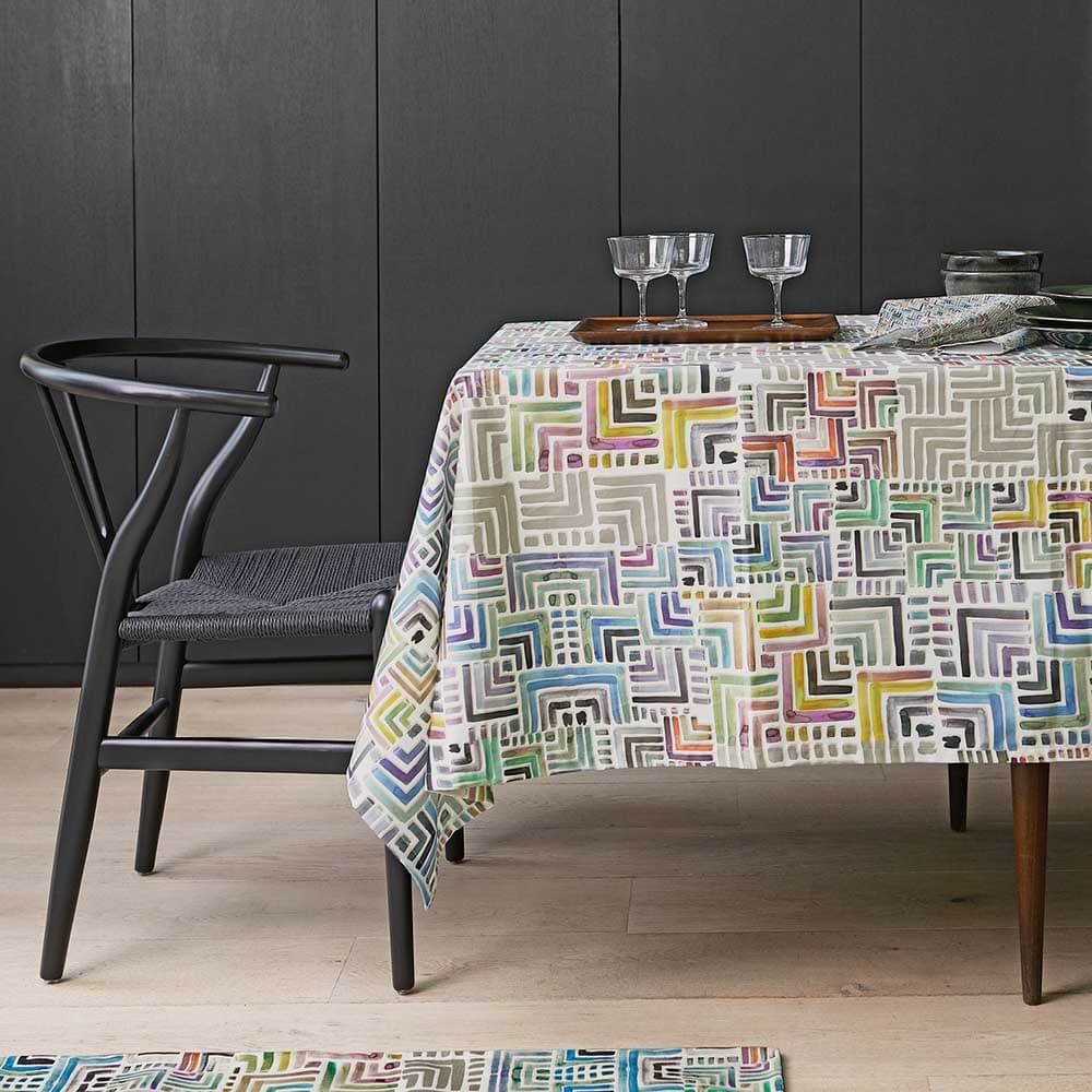 Tovaglia Geometrie di Fazzini, in puro cotone con stampa digitale ad alta definizione. Misura rettangolare per 12 persone. Tovaglia allegra e colorata con fantasia geometrica.
