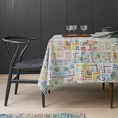 Tovaglia Geometrie di Fazzini, in puro cotone con stampa digitale ad alta definizione. Misura rettangolare per 12 persone. Tovaglia allegra e colorata con fantasia geometrica.