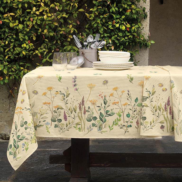 Tovaglia Gabel Eden in panama di puro cotone con stampa digitale. Fantasia con fiori dai toni delicati su fondo panna/beige. misura rettangolare per 6 (150x180 cm), per 8 (150x220 cm) e per 12 persone (150x270 cm).