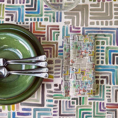 Tovaglia Geometrie di Fazzini, in puro cotone con stampa digitale ad alta definizione. Misura rettangolare per 12 persone. Tovaglia allegra e colorata con fantasia geometrica.