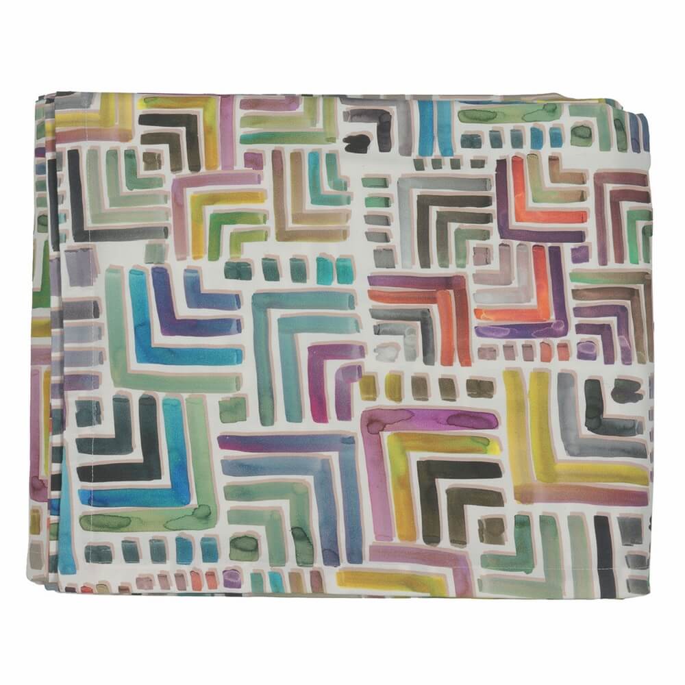 Tovaglia Geometrie di Fazzini, in puro cotone con stampa digitale ad alta definizione. Misura rettangolare per 12 persone. Tovaglia allegra e colorata con fantasia geometrica.