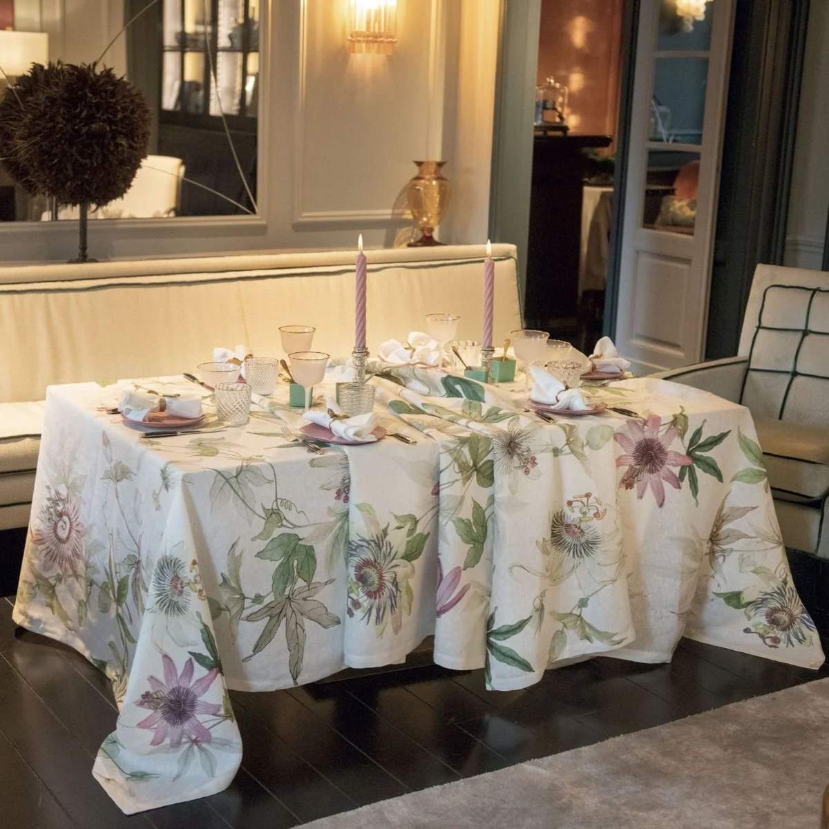 Tovaglia Granadilla in puro lino stampato. Realizzata in Italia da Tessitura Toscana Telerie. La tovaglia Granadilla presenta una fantasia floreale su fondo avorio, con fiori rosa e foglie verdi a contrasto. Tovaglia rettangolare per 8 o 12 persone