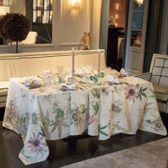 Tovaglia Granadilla in puro lino stampato. Realizzata in Italia da Tessitura Toscana Telerie. La tovaglia Granadilla presenta una fantasia floreale su fondo avorio, con fiori rosa e foglie verdi a contrasto. Tovaglia rettangolare per 8 o 12 persone