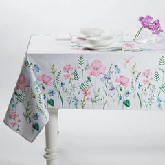 Tovaglia Caleffi Grazia in panama di puro cotone con stampa digitale. Fantasia con fiori dai toni delicati su fondo chiaro.