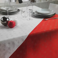 Tovaglia di Natale Gabel Comet. Fantasia natalizia con stelle dorate su fondo rosso. Misura rettangolare per 6, 8 12 e 18 persone