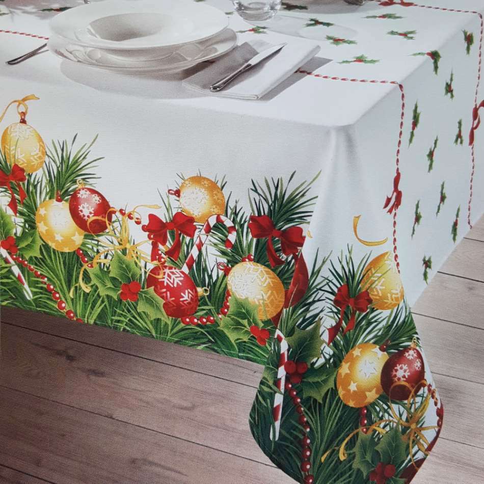Tovaglia natalizia Vixen di Gabel. Fantasia che presenta i tipici colori del Natale, con sfere rosse e dorate su foglie verdi. Misura rettangolare per 6, 8 ,12 o 18 persone.