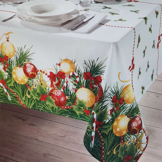 Tovaglia natalizia Vixen di Gabel.  Fantasia che presenta i tipici colori del Natale, con sfere rosse e dorate su foglie verdi. Misura rettangolare per 6, 8 ,12 o 18 persone.