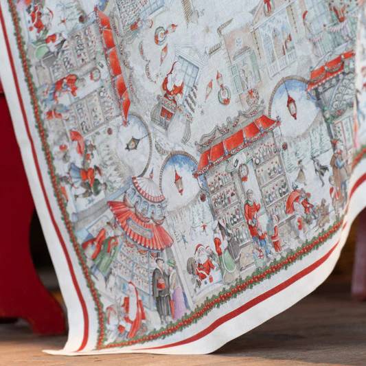 Tovaglia natalizia Christmas Shopping in puro lino di Tessitura Toscana Telerie. Fantasia su fondo chiaro, con scene di shopping natalizio originali e piene di dettagli. Queste scene fanno respirare aria di festa e richiamano vari elementi tipici del Natale, come gli abeti addobbati, Babbo Natale, i negozi illuminati e le ghirlande. Misura rettangolare x12 (170x270 cm).