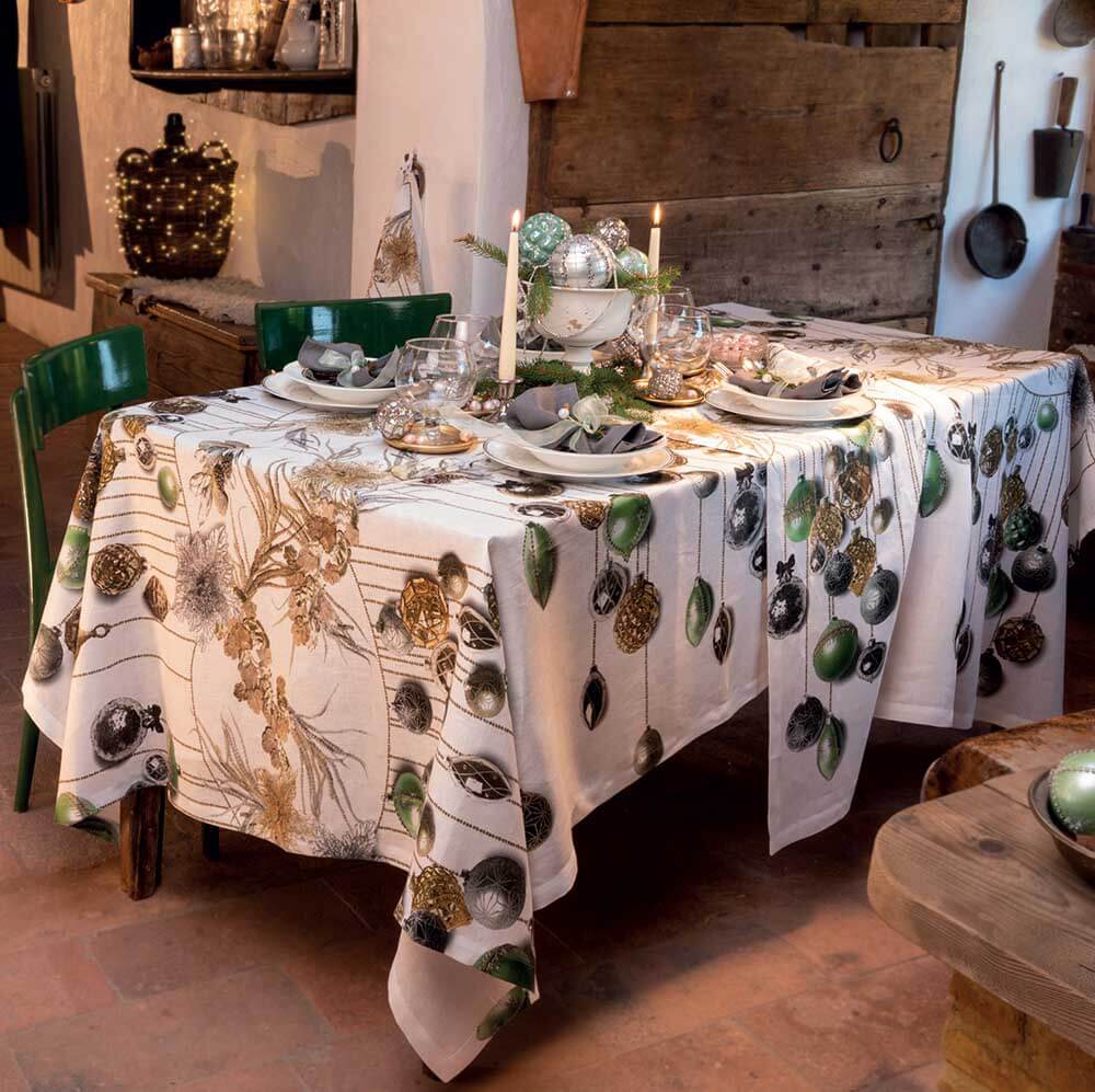 Tovaglia natalizia Glitter in puro lino di Tessitura Toscana Telerie. Fantasia con sfere di natale dorate e argentate su fondo bianco. Misura rettangolare x12 (170x270 cm).